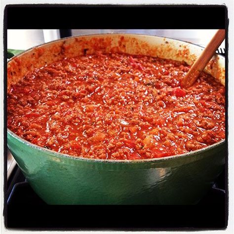 This Hearty Spaghetti Sauce is a Cinch to Makethepioneerwoman Pioneer Woman Spaghetti Sauce, Pioneer Food, Meaty Spaghetti Sauce, Sauce Spaghetti, Resep Pasta, Best Spaghetti, Homemade Spaghetti Sauce, Ground Sirloin, Homemade Spaghetti