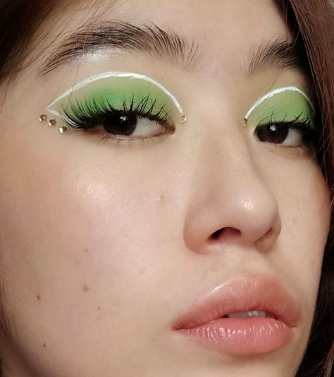 Green Color Makeup, White And Green Eyeliner, Green Eyeliner Graphic, 60s Makeup Green, Green Makeup Eyeliner, Green White Makeup, Cute Graphic Liner Looks, Green Pearl Makeup, Green And White Makeup Looks