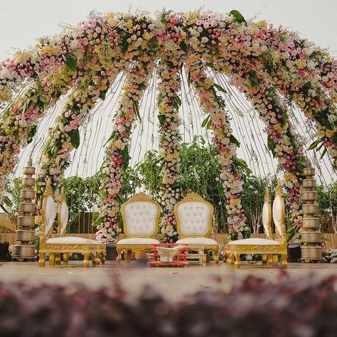 Unique Mandap Ideas, Mandap Designs Outdoor, Outdoor Indian Wedding Mandap, Wedding Mandap Decoration, Round Mandap Decor Indian, Wedding Entrance Ideas, Outdoor Mandap, Acrylic Mandap, Wedding Chori Mandap Indian