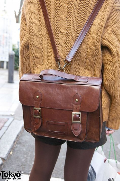 Satchel Messenger Bag, Leather Satchel Aesthetic, Vintage Messenger Bag Aesthetic, Leather Satchel Backpack, Vintage Backpacks Aesthetic, Aesthetic Satchel, Book Satchel, Satchel Outfit, Vintage School Bag