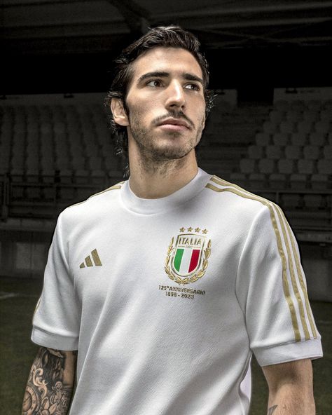 Sandro Tonali, Football Jersey Outfit, Best Jersey, Jersey Outfit, Sports Shirt, Football Pictures, Football Kits, Ac Milan, Football Jerseys