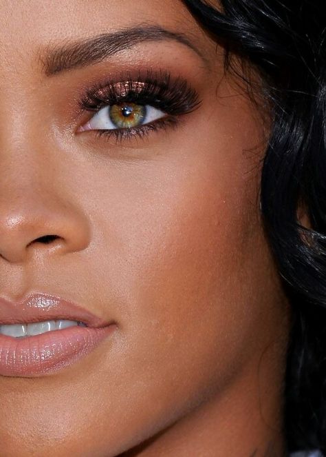 Rihanna bronze makeup Rihanna Eyes, Chemical Free Makeup, Rihanna Makeup, Princess Grace Kelly, Bronze Makeup, Beauty Corner, Rihanna Style, Bad Gal, Rihanna Fenty