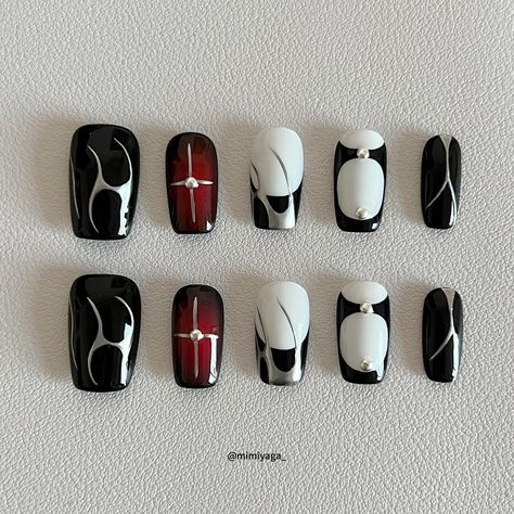 Black and white crisp cool girl… | Instagram Black And Nails White, White And Black Nails Design, Cute Black Nail Designs, Black N White Nails, Nails Green Blue, Nail Black And White, Nails White Black, White Black Nails, Nail Art Black And White