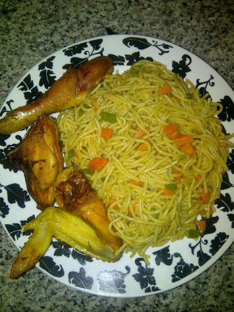 Nigerian Fried Spaghetti, Chicken and Vegetables Nigerian Spaghetti, Spaghetti And Chicken, Spaghetti With Chicken, Fried Spaghetti, Make Noodles, Pasta Chicken, Chicken Noodles, Chicken Spaghetti, Spaghetti Pasta