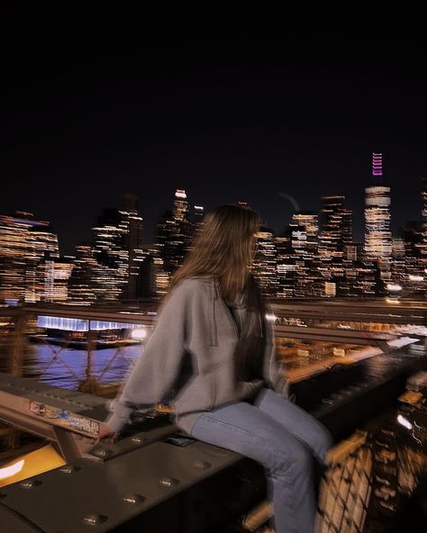 Nyc Brooklyn Bridge Night, Nyc Bridge Aesthetic, Manhattan Bridge Aesthetic, Walking In Nyc Aesthetic, New York Brooklyn Aesthetic, Manhattan Photo Ideas, Urban Aesthetic Photography, Bridge Pictures Ideas, Nyc Inspo Pics