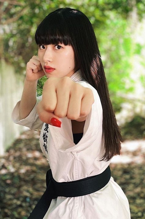 Punching Poses, Dragon Punch, Women Karate, Pose Photography, Traditional Martial Arts, Female Martial Artists, Sports Photo, Karate Girl, Martial Arts Women