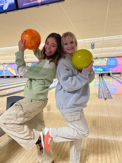 Friends bowling bestie goals Bowling Story Instagram, Bowling Poses Picture Ideas, Bowling Picture Ideas, Bowling Pictures With Friends, Bowling Photo Ideas, Bowling Alley Photoshoot With Friends, Bowling Pics Aesthetic, Bowling Poses, Bowling Friends Pictures