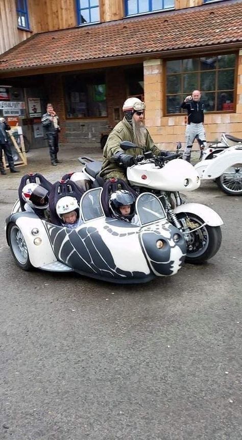 Four-seater sidecar for the kids Motorbike With Sidecar, Harley Davidson Sidecar, Bike With Sidecar, Motorcycle Sidecar, Trike Motorcycle, Motor Bikes, Moto Bike, Cool Motorcycles, Bike Style