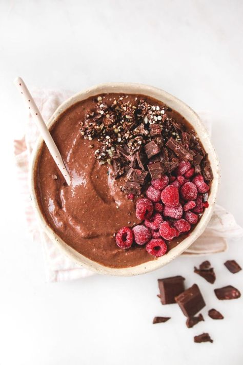 Banana-Free Chocolate Raspberry Smoothie Bowl (vegan, wfpb) - Veggiekins Blog Low Carb Vegan Breakfast, Chocolate Raspberry Smoothie, Raspberry Smoothie Bowl, Smoothie Bowl Vegan, Chocolate Smoothie Bowl, Vegan Smoothie Recipes, Vegan Smoothie Bowl, Vintage Fitness, Sweet Smoothies