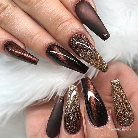 20 Brown Acrylic Nails Inspo To Slay The Season - Inspired Beauty Brown Acrylic Nails, Gold Acrylic Nails, Unghie Sfumate, Gold Glitter Nails, Winter Nails Acrylic, Fall Acrylic Nails, Shiny Nails, Cat Eye Nails, Ballerina Nails