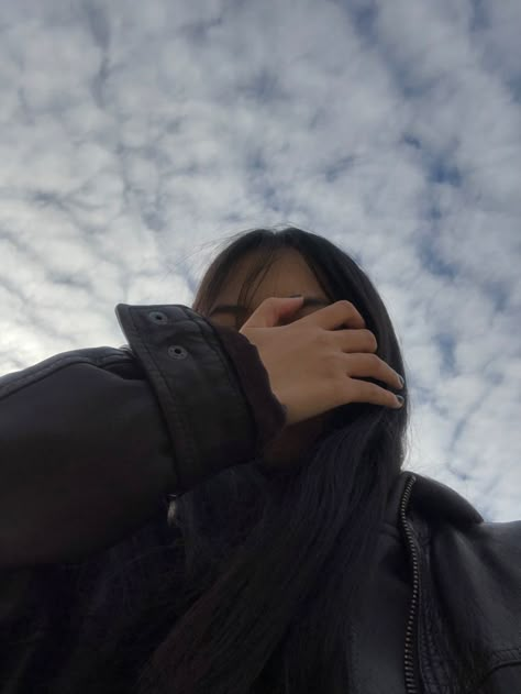 #wind #sky #bluesky #clouds #selfie #aesthetic #photoidea #photo Sky Selfie Ideas, Cloud Girl Aesthetic, Sky Selfie Aesthetic, Selfie With Sky, Instagram Dp Aesthetic, Hidden Face Aesthetic, Girly Poses, Sky Selfie, Eva Core