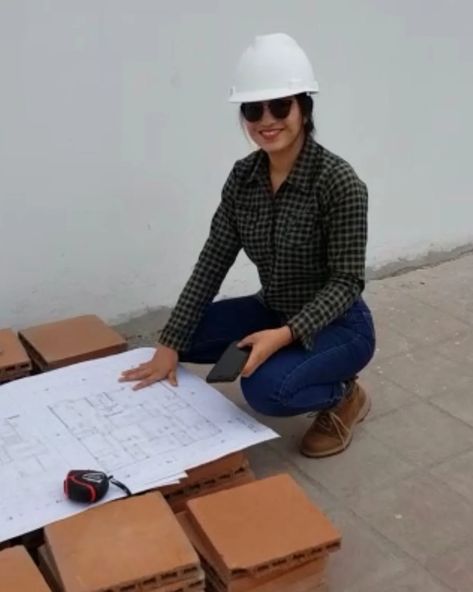 Site Engineer and Senior Civil Engineers Requirements Woman Engineer Outfit, Civil Engineering Outfit Women, Civil Engineering Student Aesthetic, Female Engineer Outfit, Female Lawyer Fashion, Site Engineer, Engineer Clothes, Camper Steps, Corporate Attire Women