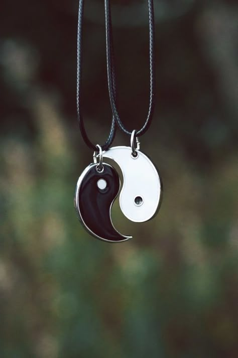 قلادات متدلية, Yin Yang Necklace, Bff Jewelry, Bff Necklaces, Friend Jewelry, Best Friend Jewelry, Personalized Anniversary Gifts, Hit Different, Friendship Necklaces