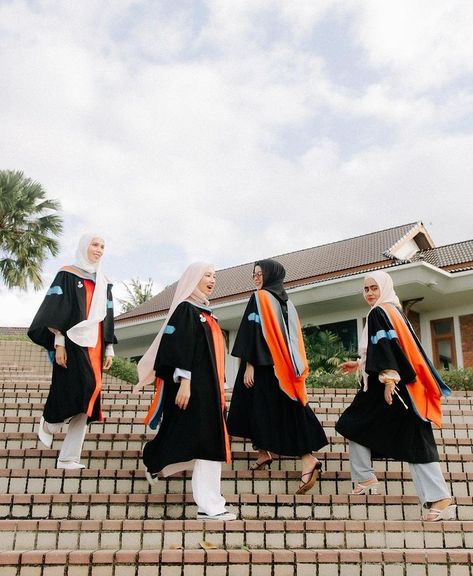 Convo Picture Idea, Convo Shoot Idea, Preconvo Photoshoot Ideas, Group Convocation Photography, Preconvo Idea, Grad Group Photo Ideas, Pre Convo Photoshoot Idea Group, Graduation Photography Poses Friends, Graduation Photo Ideas With Friends