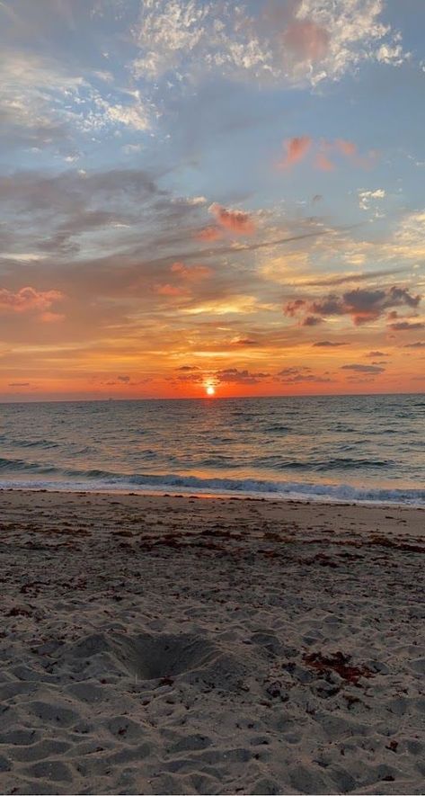 Waking Up Sunrise Aesthetic, Wake Up Aesthetic, Waking Up Early Aesthetic, Avacore Aesthetic, Valeria Core, Walking Motivation, Morning At The Beach, Sunrise At The Beach, Sunrise On The Beach