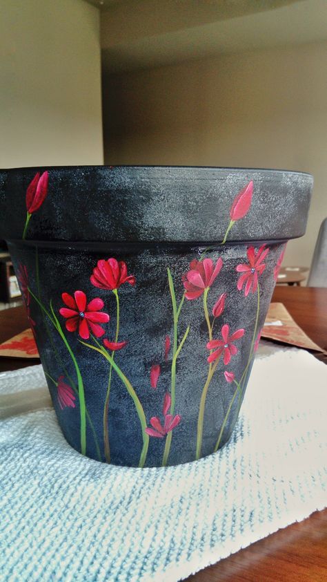 Kulhad Painting Designs, Hand Painted Flower Pots, Mexican Flower Pots, Painted Flower Pot, Terra Cotta Pot Crafts Diy, Plant Pot Design, Valentine's Day Crafts, Anniversary Gifts For Her, نباتات منزلية