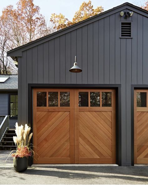 Brown Garage Doors, Brown House Exterior, Black Home Exterior, Brown Garage Door, Home Exterior Styles, Wood Garage, Slope House, Ranch House Exterior, House Facades