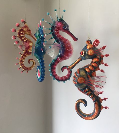 Diy Seahorse, Diy Seahorse Decor, Seahorse Decorations, Seahorses, Seahorse Art And Craft, Clay Seahorse, Sea Creature Sculpture, Sea Animal Clay Sculpture, Shell Seahorse