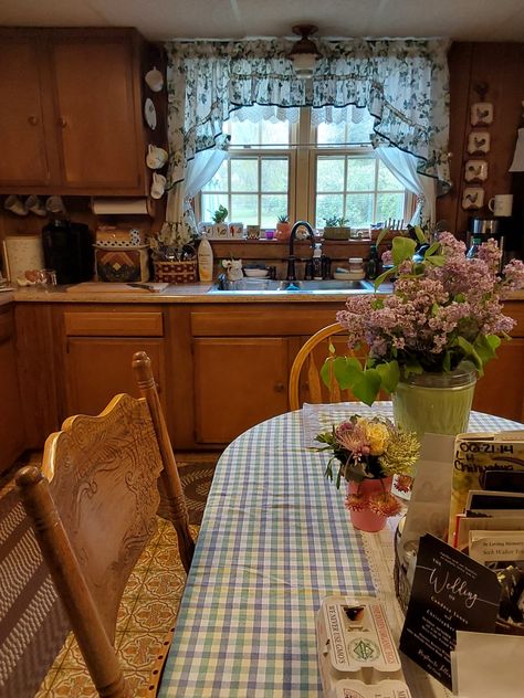 Soft Grandma Aesthetic, Nostalgia Home Decor, Momcore House, Granny Home Aesthetic, 90s Grandma House, Granny Home Decor, Living With Grandparents Aesthetic, Vintage Grandma Aesthetic Room, Suburban Housewife Aesthetic