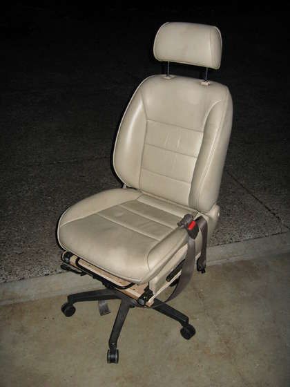 computer or office chair made out of a car seat........... Office Chair Makeover, Office Chair Diy, Reading Nook Chair, Compact Table And Chairs, Cheap Office Chairs, Car Chair, Diy Office, Chair Makeover, Pink Chair