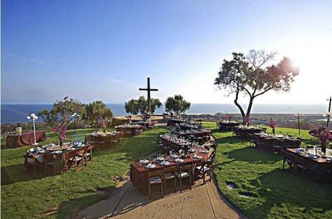 12 Affordable Ventura County Wedding Venues on Here Comes The Guide | Venue pictured: Serra Cross Park • Ventura, CA Ventura Wedding Venues, California Honeymoon, Temple Gardens, Southern California Beaches, Southern California Wedding Venues, Ventura California, California Wedding Venues, Beach Ceremony, Inexpensive Wedding Venues