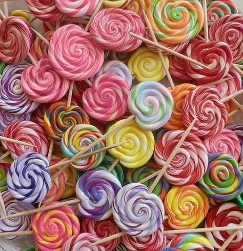 Old Fashioned Sweets, Swirl Lollipops, Best Candy, Colorful Candy, Chocolate Factory, Beauty Standards, Candy Store, Authentic Self, Candy Shop