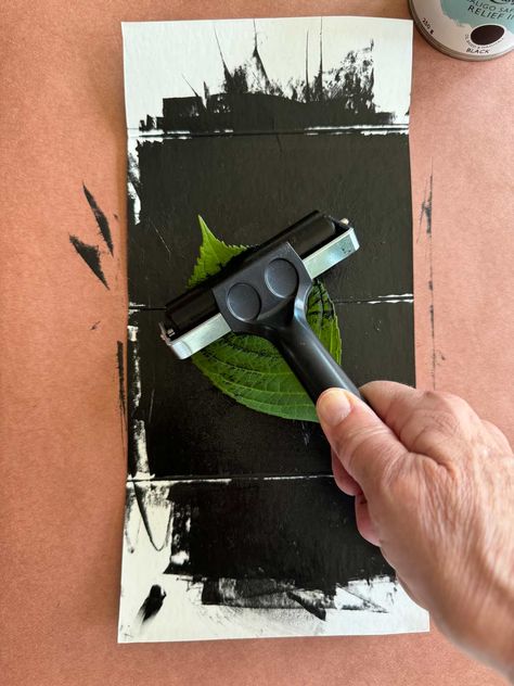 Monoprinting with nature: step-by-step techniques for making cards or prints to hang. https://mostlovelythings.com/monoprinting-with-nature/ Monoprinting Techniques, Inexpensive Wreaths, Monoprint Art, Lavender Wands, Diy Dye, Floral Craft, Making Cards, Flower Diy Crafts, Whimsical Decor