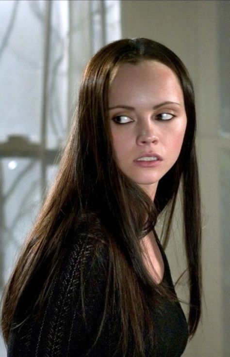 Christina Ricci Makeup, Christina Ricci Aesthetic, Cursed 2005, 2005 Makeup, Christine Ricci, Christina Richie, Mysterious Girl, Goth Beauty, Christina Ricci