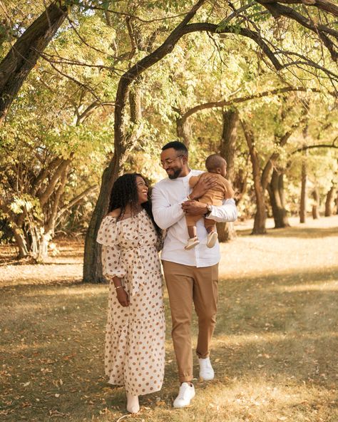 Black Family Fall Photoshoot Outfits, Black Woman Fall Aesthetic, Fall Family Photo Inspiration, Prayer Bored, Photoshoot Fits, Family Fall Photoshoot, Outdoor Family Photos Fall, Portrait Outfits, Fall Family Outfits