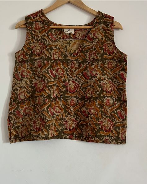 Simple handblock printed sleeveless blouses! Medium to Large sizes and 100%cotton. Dm to order or find them @urbanhubbucuresti . . . #sustainablefashion #urbanhubbucuresti #handblockprinted #cotton #bumbac #indianprints #indowesternstyle #handmade #intrend #simple #summervibes Surface Ornamentation, Cotton Dress Pattern, Kurtis Design, Cotton Tops Designs, Sleeveless Blouses, Stylish Kurtis, Combination Dresses, Stylish Kurtis Design, Indian Outfits Lehenga