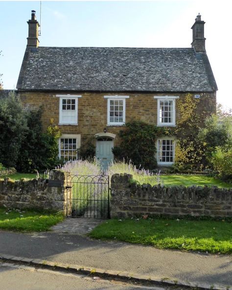 British Farmhouse, Cottage Photos, English Style House, English Country House Style, Beautiful Blue Sky, The Lost World, Enjoy Your Day, English Country House, Little Cottage