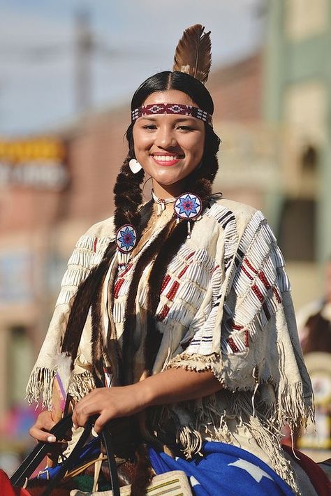 Hermosa American Indian Girl, Native American Woman, Native American Images, Native American Pictures, Wilde Westen, Native American Artwork, Native American Photos, Native American Peoples, Native American Heritage