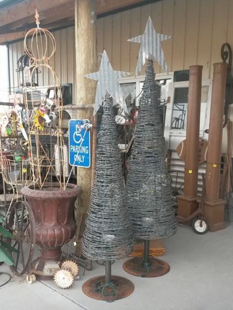 Barb Wire Crafts Diy, Barb Wire Christmas Tree, Barbed Wire Christmas Tree, Barb Wire Art, Metal Christmas Trees, Barbed Wire Decor, Barb Wire Crafts, Western Christmas Decorations, Chicken Wire Art