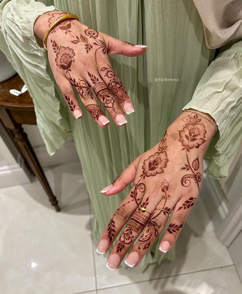 How stunning did @hennabynabs_ stain come out?�😍😍 I had the pleasure of doing her Eid henna this year and she is an absolute angel, so sweet and lovely🥹 💡 inspo : @emaarts_ 🍃 cones: @summaiya_hennashop . . . . . . . #henna #mehndi #hennartist #nikkah #wedding #london #pakistani #mehndidesign #art #bride #dome #grid #vines #bridalhenna #nails #elegant #hennastain #hennastainprogression #gajray #bangles #jewellery #aesthetic #eid Aesthetic Bridal Mehndi Designs, Khaleeji Henna Designs Dubai, Graduation Henna, Yemeni Henna, Nikkah Henna, African Henna, Aesthetic Eid, Pakistani Henna, Pakistani Henna Designs