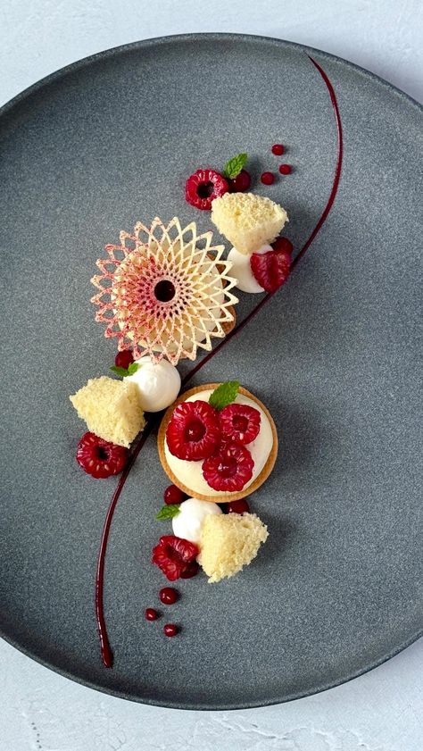 Fred Csibi-Levin | Doc Macaron (@fred.csibilevin) • Fotografije i videozapisi na Instagramu Dessert Decorating Ideas Plate, Plating Pie, Macaron Plating, Dessert Plating Ideas Fine Dining, Gelatin Sheets, Plating Dessert, Fine Dining Desserts, Whipped Ganache, Gourmet Food Plating