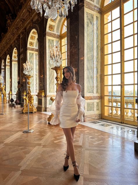 House If Cb Dress, Paris Aesthetic Dress, Old Money Paris Outfit, Versaille Photo Ideas, Versailles Aesthetic Outfit, Paris Aesthetic Poses, Aesthetic Pictures In Paris, Versailles Aesthetic Fashion, Castle Pictures Ideas