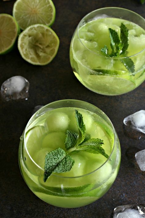 Rum cocktail flavored with mint and honeydew melon. Ayurveda Tips, Melon Recipes, Melon Soda, Cocktail Trends, Melon Liqueur, Winter Melon, Slice Of Lime, Honeydew Melon, Mixed Drinks Recipes