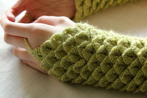 crocodile armor gauntlets Glove Pattern, Crochet Fish, Crochet Gloves Pattern, Crocodile Stitch, Diy Clothes And Shoes, Crochet Bebe, Crochet Gloves, Knitted Wit, Crochet Fashion