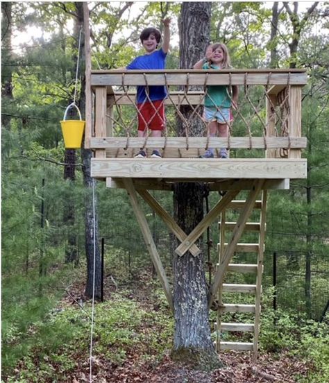 Tree House Decorating Ideas Inside, Kids Tree House Ideas, Kids Tree Forts, Diy Tree House, Pallet Tree Houses, Treehouse Ideas, Simple Tree House, Backyard Fort, Kids Tree