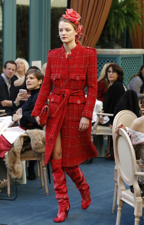 Few houses rival Chanel’s ability to stage an epic fashion show and the recent unveiling of their Pre-Fall 2017 collection was no different. Held at the Ritz Hotel in Paris, models wove around tables of seated guests, allowing them to view the items… Chanel Style Jacket, Chanel Suit, Mode Chanel, Chanel Jacket, Chanel Collection, Chanel Style, Tweed Coat, Red Boots, Red Coat