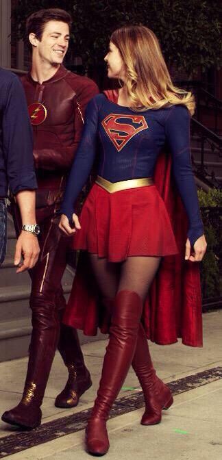 Supergirl & The Flash, how adorable is this???? The Flash Costume, Blonder Hair, Superwoman Costume, The Flash And Supergirl, Superman Costume, Supergirl The Flash, Variety Magazine, Supergirl Costume, Superman Supergirl