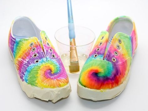 Tie Dye Sneakers, Sharpie Shoes, Sharpie Tie Dye, Dye Shoes, Tie Dye Tutorial, Dyeing Tutorials, Tie Dye Shoes, Tie Dye Party, Sharpie Crafts