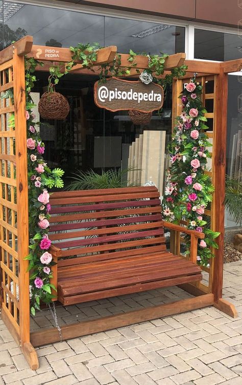 Balanço decorativo para fotos para eventos e lojas. Selfie Wall, Simple Garden, Swing Design, Garden Swing, Elegant Aesthetic, Outdoor Swing, Diy Vintage, Outdoor Bench, Porch Swing