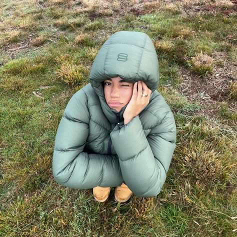 Puffer Jacket Winter Outfit, Outer Outfits, Puffer Jacket Outfit Aesthetic, Green Puffer Jacket Outfit, Aritzia Puffer Jacket, Puffer Jacket Aesthetic, Aritzia Puffer, Jacket Winter Outfit, Coat Aesthetic