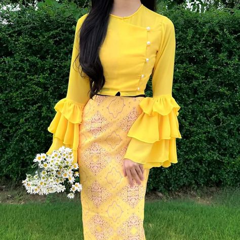 Burma Clothing, Myanmar Outfit, Burma Dress, Plain Blouse Designs, Flower Dress Design, Anastasia Dress, Myanmar Fashion, Clothing Pattern Design, Myanmar Clothes