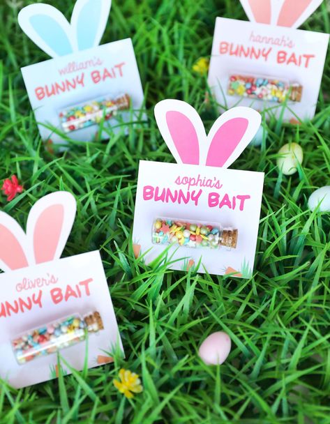 Looking for affordable, convenient and eco-friendly Easter decor? Look no further than these Easter printables. Easter Bunny Bait, Easter Bunny Food, Wedding Games For Kids, Eco Friendly Easter, Easter Magic, Bunny Food, Bunny Bait, Coral And Blue, Diy Easter Gifts