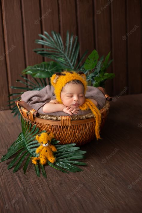 Newborn Baby Girl Names, Born Baby Photos, Brown Basket, Brown Baskets, Yellow Animals, Baby Images, Baby Boy Photos, Foto Baby, Lifestyle Newborn Photography