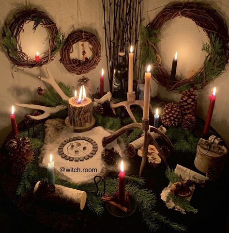 Winter Solstice Decorations Ideas, Yule Table Setting, Wiccan Christmas Decor, Traditional Yule Decorations, Krampus Crafts, Yuletide Aesthetic, Krampus Aesthetic, Winter Altar, Yule Wedding