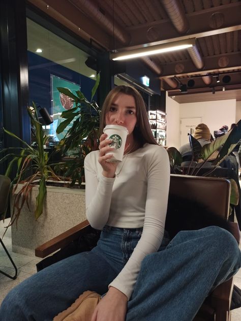 Barista Outfit Starbucks, Starbucks Outfit Ideas, Starbucks Employee Outfit Ideas, Starbucks Work Outfit, Starbucks Employee Outfit, Starbucks Photoshoot Ideas, Starbucks Job, Starbucks Photoshoot, Starbucks Selfie