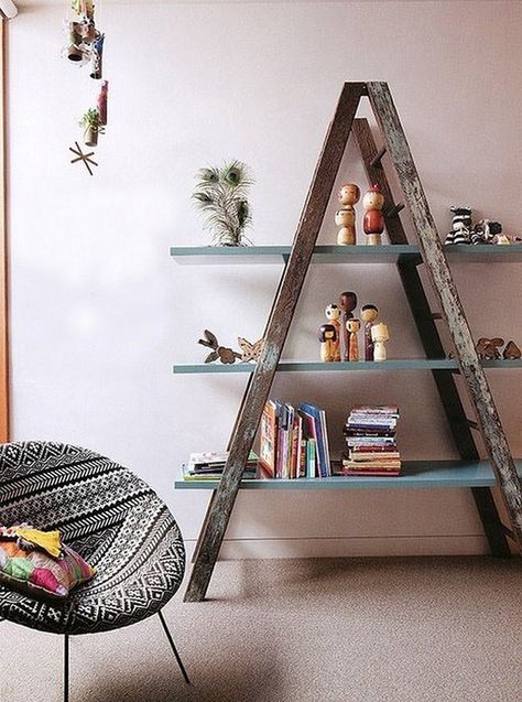 Just add flat boards to a ladder, and you’ve got yourself one stunner of a shelving unit. A Frame Bookshelf, Upcycle Ladder, Koti Diy, Diy Bookshelf, Bookshelf Ideas, Interior Boho, Old Ladder, Vintage Ladder, Diy Ladder